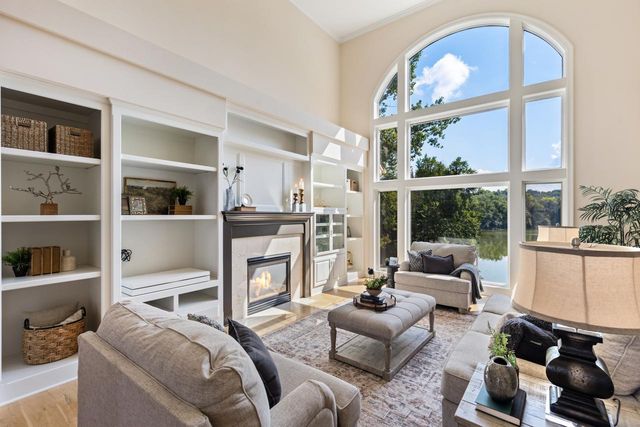 8665 Wynstone Pass, Eden Prairie, MN 55347