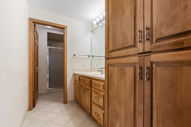 8665 Wynstone Pass, Eden Prairie, MN 55347