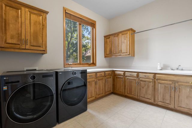 8665 Wynstone Pass, Eden Prairie, MN 55347