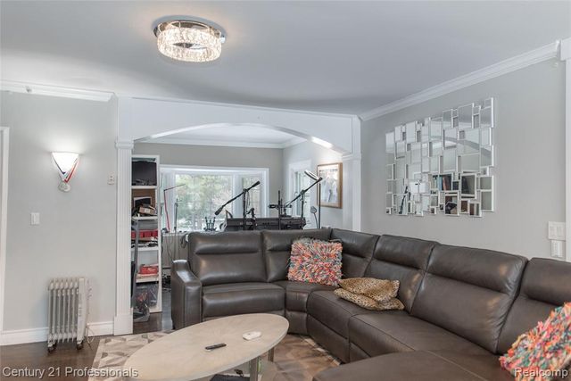 910 W Pine Tree Road, Lake Orion, MI 48362