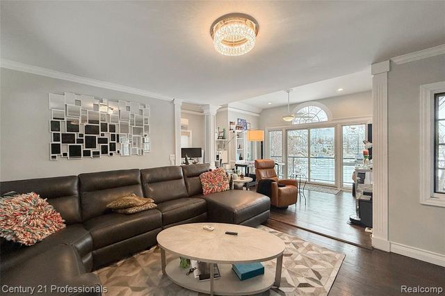 910 W Pine Tree Road, Lake Orion, MI 48362