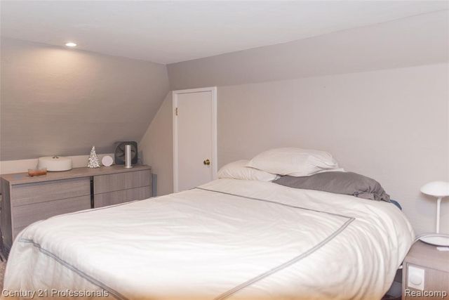 910 W Pine Tree Road, Lake Orion, MI 48362