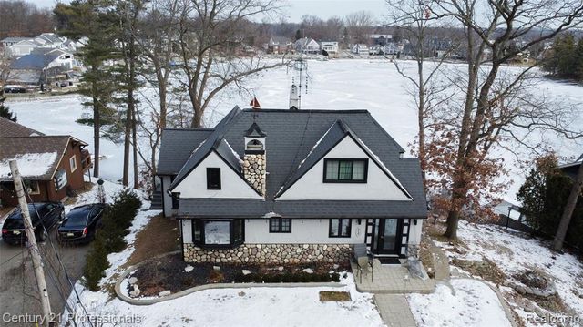 910 W Pine Tree Road, Lake Orion, MI 48362