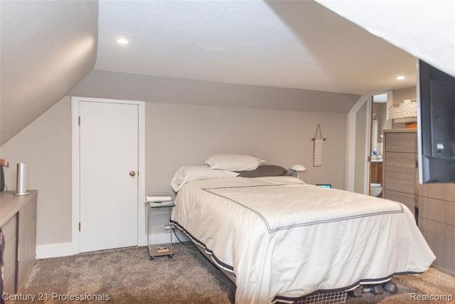 910 W Pine Tree Road, Lake Orion, MI 48362