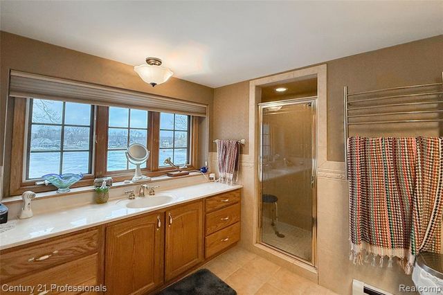 910 W Pine Tree Road, Lake Orion, MI 48362