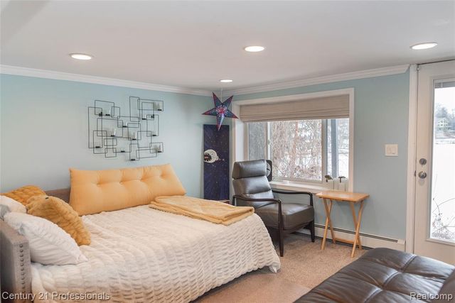 910 W Pine Tree Road, Lake Orion, MI 48362