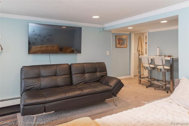 910 W Pine Tree Road, Lake Orion, MI 48362