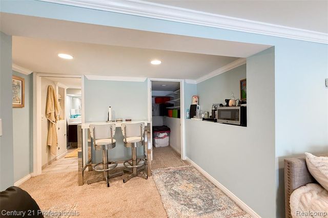 910 W Pine Tree Road, Lake Orion, MI 48362