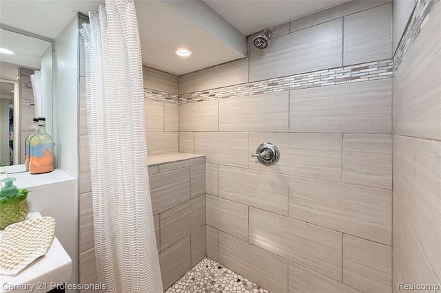 910 W Pine Tree Road, Lake Orion, MI 48362