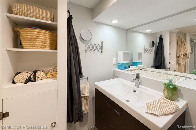 910 W Pine Tree Road, Lake Orion, MI 48362