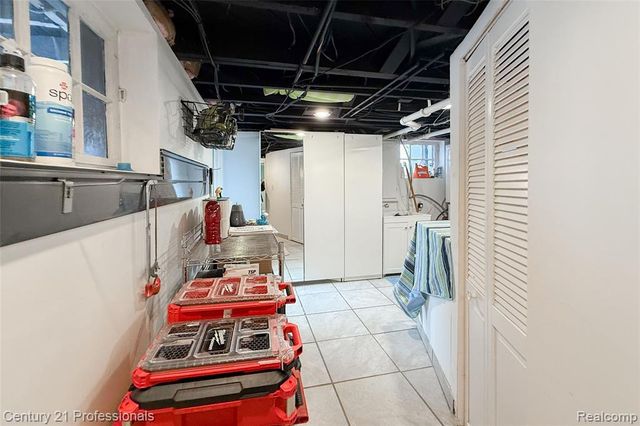 910 W Pine Tree Road, Lake Orion, MI 48362