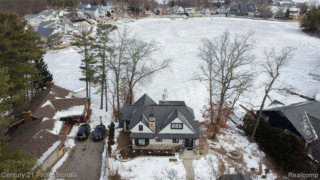 910 W Pine Tree Road, Lake Orion, MI 48362