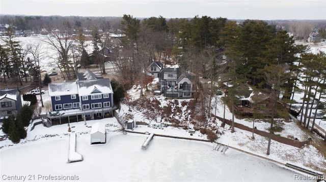 910 W Pine Tree Road, Lake Orion, MI 48362