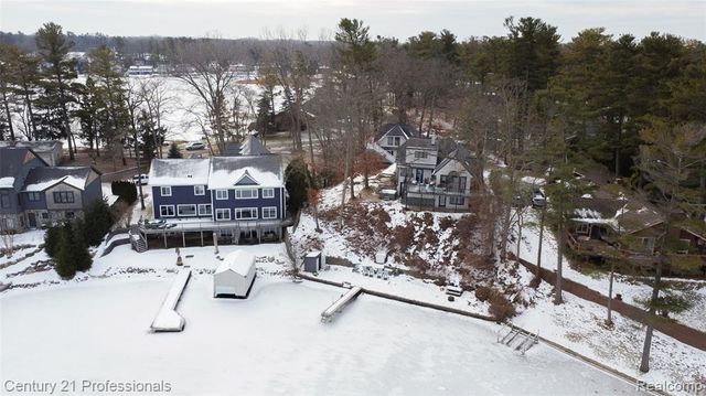 910 W Pine Tree Road, Lake Orion, MI 48362