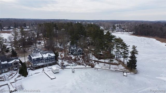 910 W Pine Tree Road, Lake Orion, MI 48362