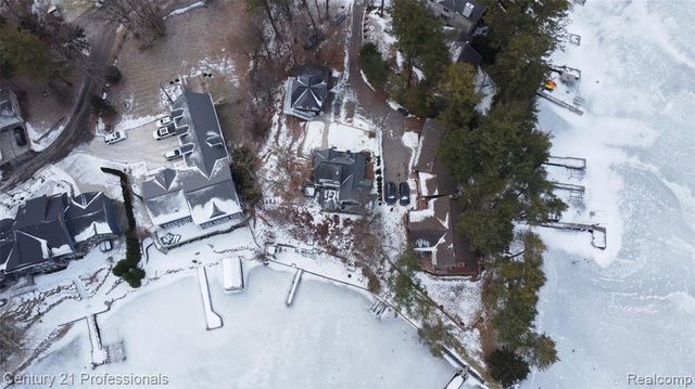 910 W Pine Tree Road, Lake Orion, MI 48362