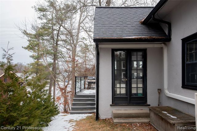 910 W Pine Tree Road, Lake Orion, MI 48362