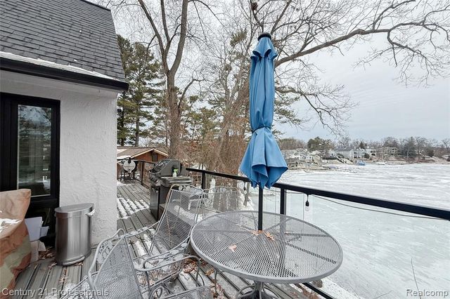 910 W Pine Tree Road, Lake Orion, MI 48362