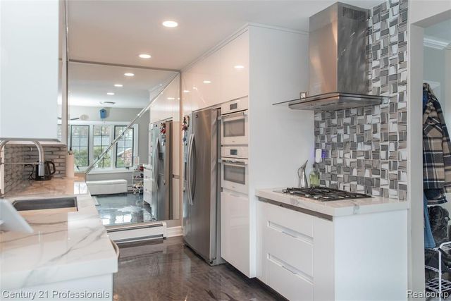 910 W Pine Tree Road, Lake Orion, MI 48362