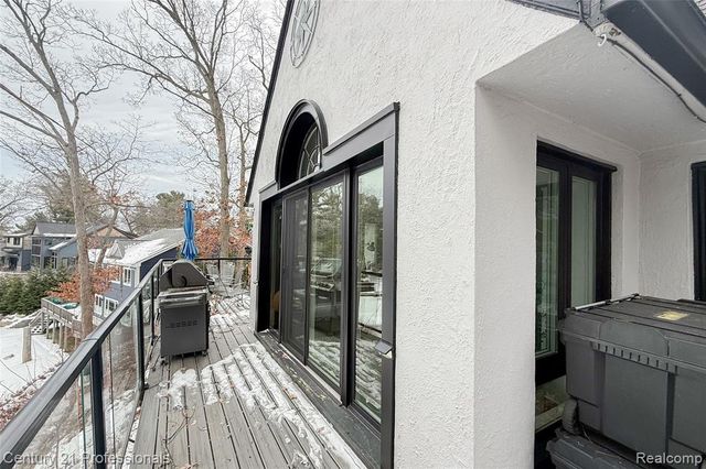 910 W Pine Tree Road, Lake Orion, MI 48362