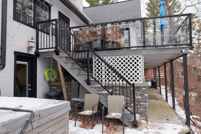 910 W Pine Tree Road, Lake Orion, MI 48362