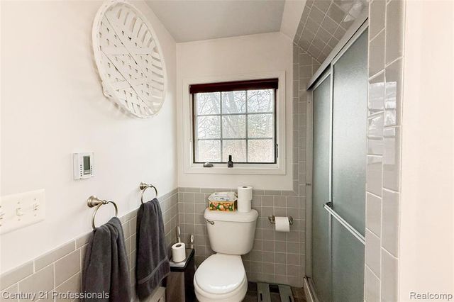 910 W Pine Tree Road, Lake Orion, MI 48362