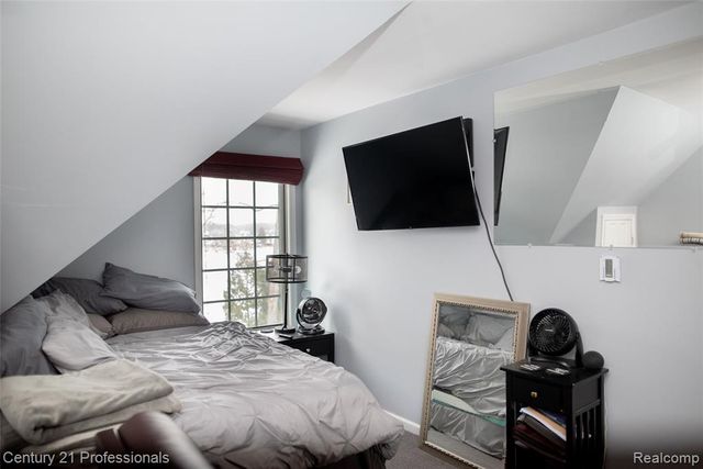 910 W Pine Tree Road, Lake Orion, MI 48362