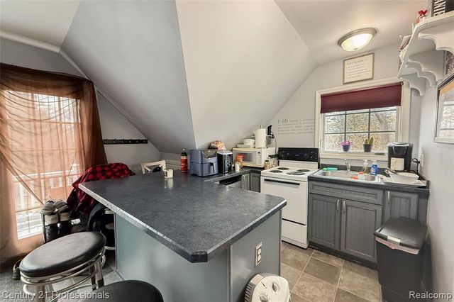 910 W Pine Tree Road, Lake Orion, MI 48362