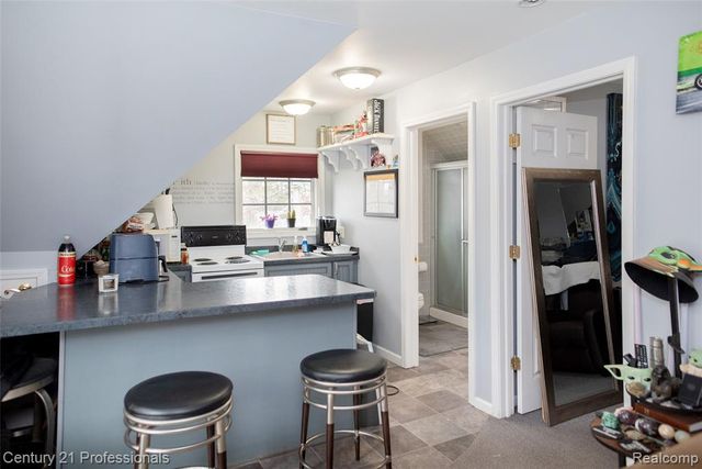 910 W Pine Tree Road, Lake Orion, MI 48362