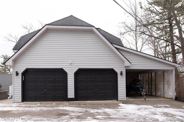 910 W Pine Tree Road, Lake Orion, MI 48362