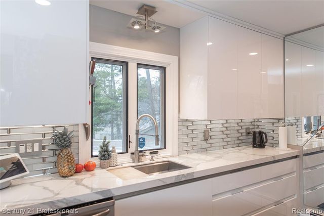 910 W Pine Tree Road, Lake Orion, MI 48362