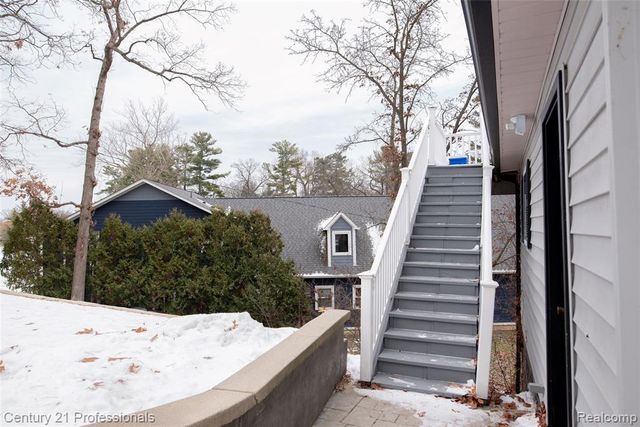 910 W Pine Tree Road, Lake Orion, MI 48362