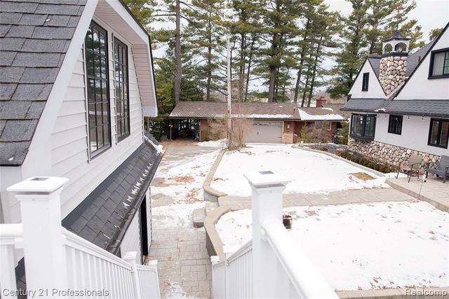 910 W Pine Tree Road, Lake Orion, MI 48362