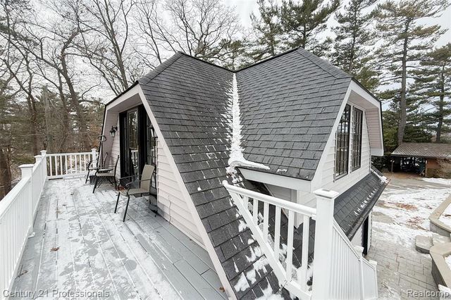 910 W Pine Tree Road, Lake Orion, MI 48362