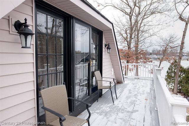 910 W Pine Tree Road, Lake Orion, MI 48362