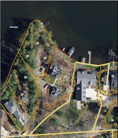 910 W Pine Tree Road, Lake Orion, MI 48362