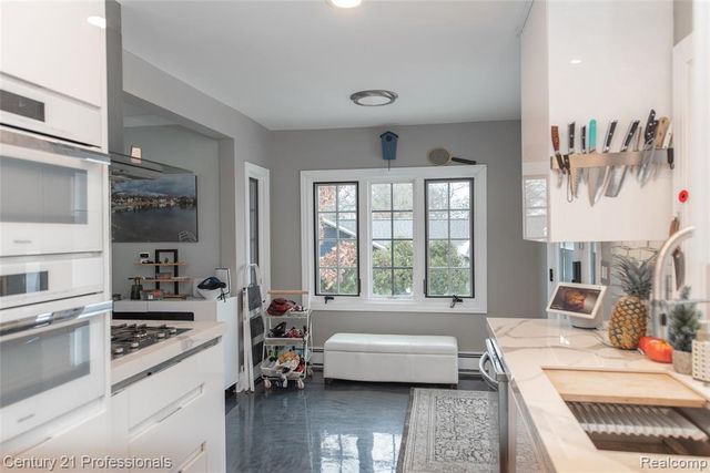 910 W Pine Tree Road, Lake Orion, MI 48362