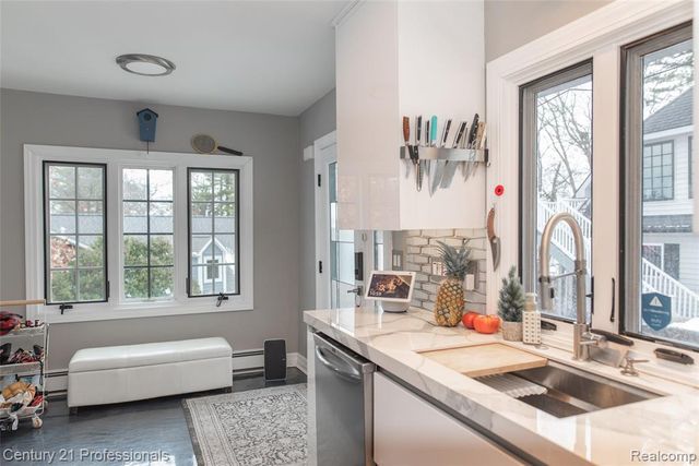 910 W Pine Tree Road, Lake Orion, MI 48362