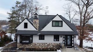 910 W Pine Tree Road, Lake Orion, MI 48362