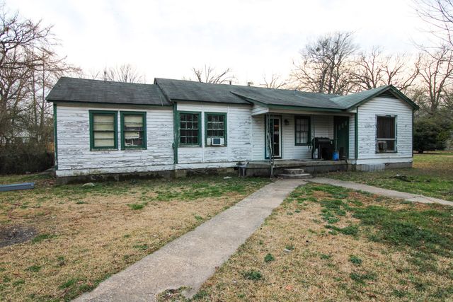 204 Roosevelt, Hooks, TX 75561