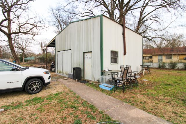 204 Roosevelt, Hooks, TX 75561