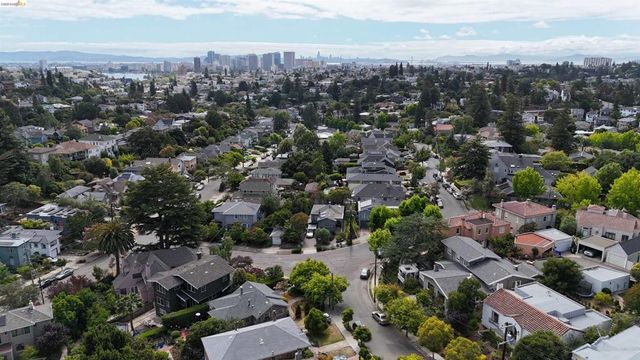 195 Oak Rd, Piedmont, CA 94610