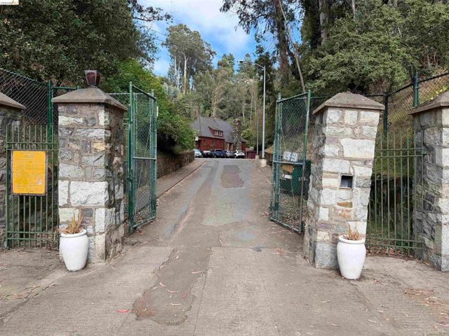 195 Oak Rd, Piedmont, CA 94610
