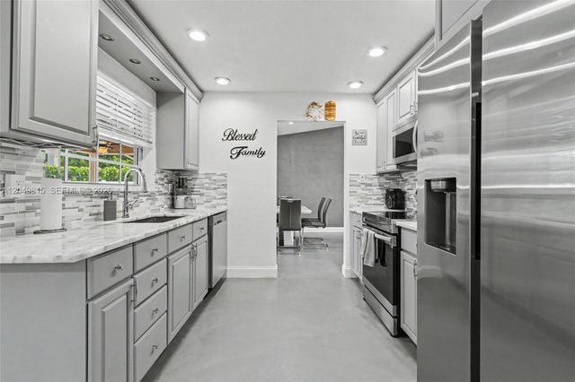 2403 SW 12th Ct, Deerfield Beach, FL 33442