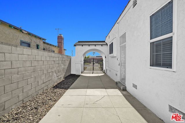 10022 S Manhattan Place, Los Angeles, CA 90047