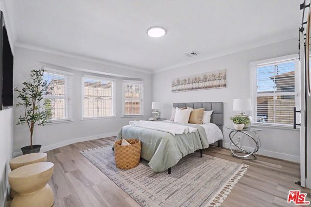 10022 S Manhattan Place, Los Angeles, CA 90047