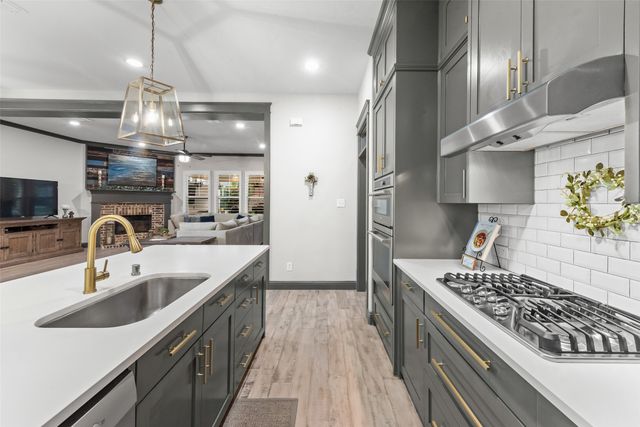 950 Mistletoe Drive, Lantana, TX 76226