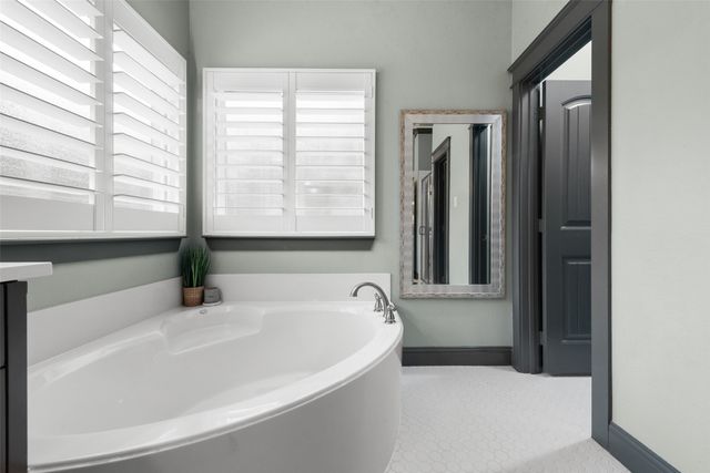 950 Mistletoe Drive, Lantana, TX 76226