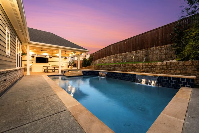 950 Mistletoe Drive, Lantana, TX 76226