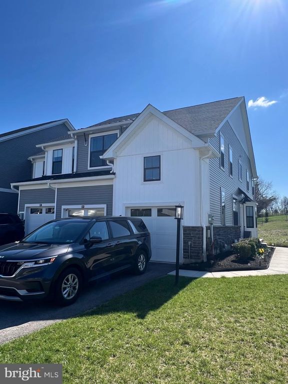 33 TAMARACK CIR, Norristown, PA 19403